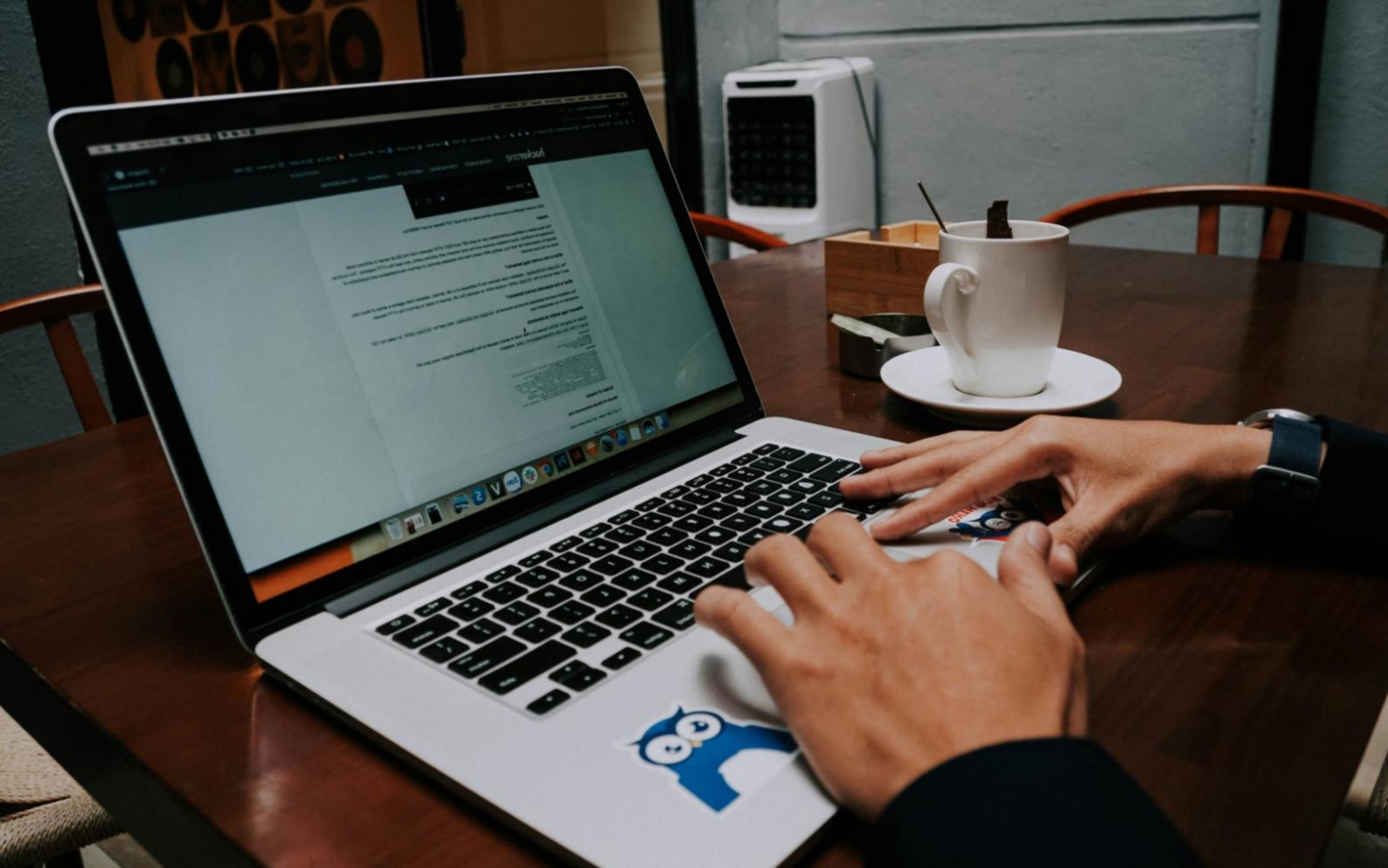 Profesionales analizando datos financieros en oficina moderna